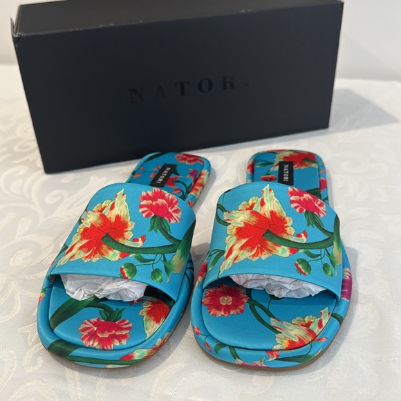 Natori Slide Sandal. Ladies Size 7. - Picture 5 of 9